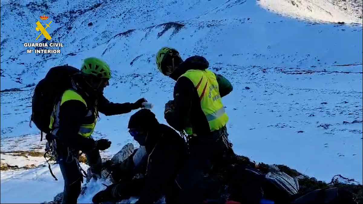 Rescatado un montañero con luxación de hombro en el pico Mortihuero ...